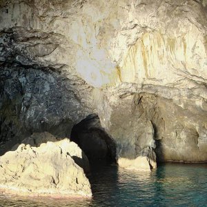 Le grotte marine lungo la costa dell'isola