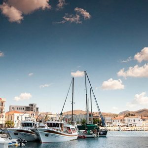 vista porto lemnos, barche ormeggiate