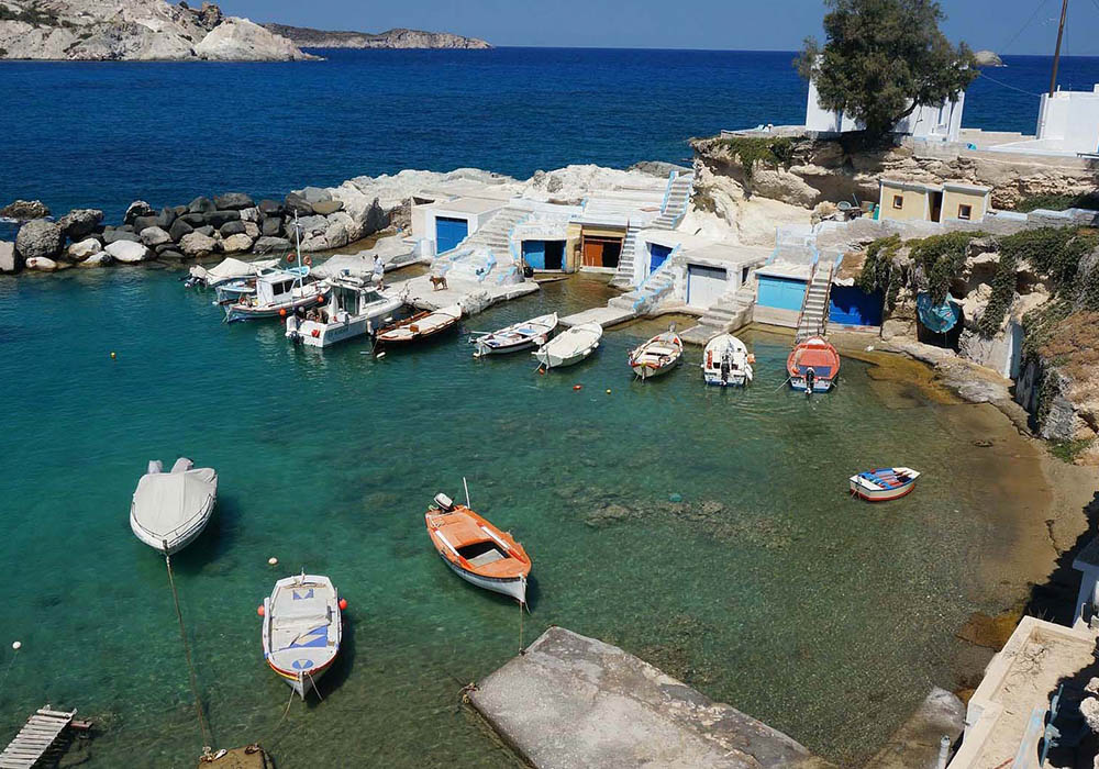 Milos isola delle Cicladi le sue case di pescatori sul mare