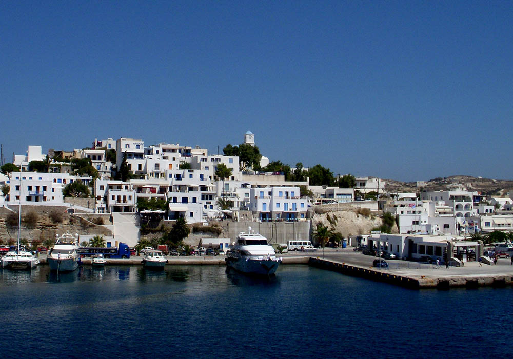 Come arrivare a Milos immagine del porto