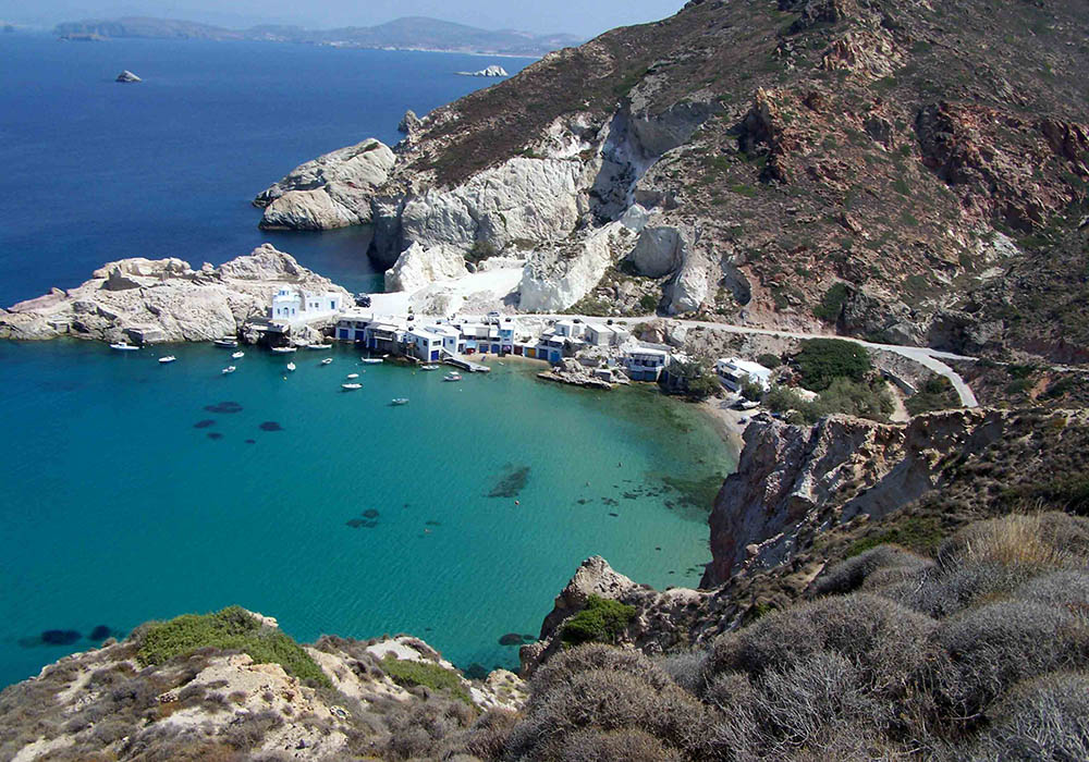 Vista dall'alto della spiaggia di Firopotamos a Milos con le case