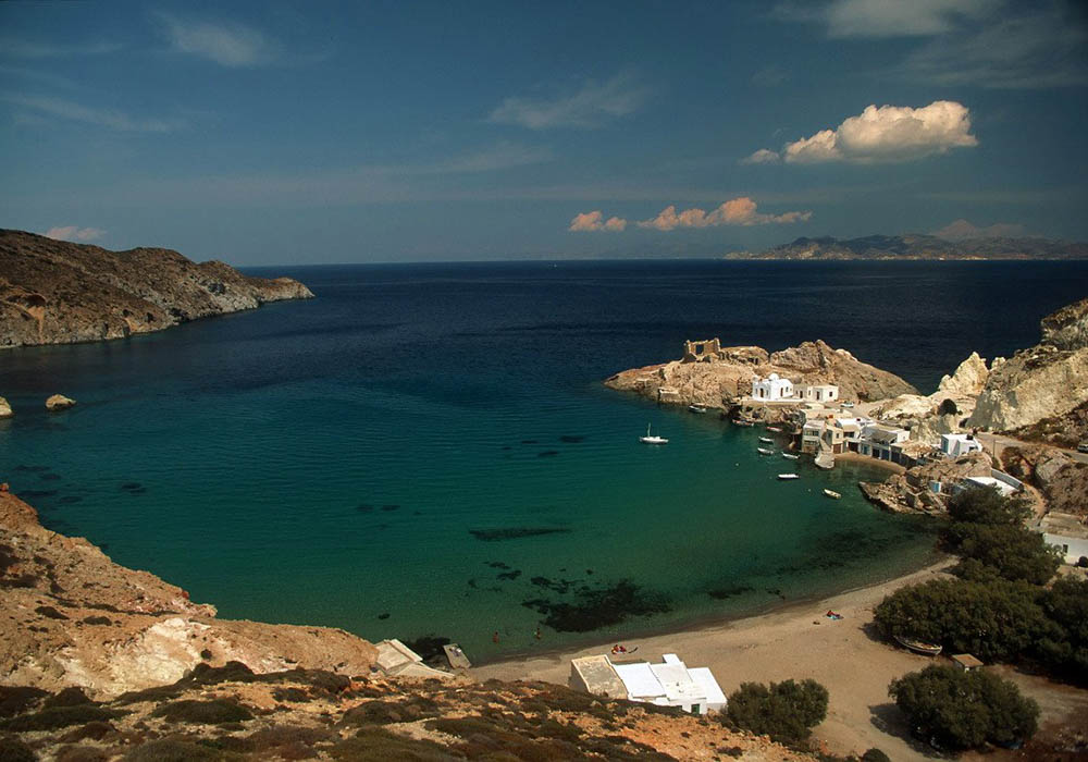 La spiaggia di Fyropotamos tra le più belle dell'isola di Milos, Cicladi