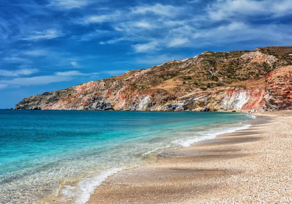 Palochori milos: una lunga spiaggi di sabbia, ciottoli e rocce colorate