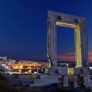 Portara tempio Apollo in notturna