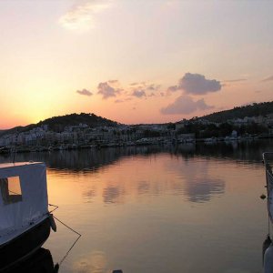 Nave con tramonto Salamina