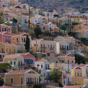 Case colorate a Symi